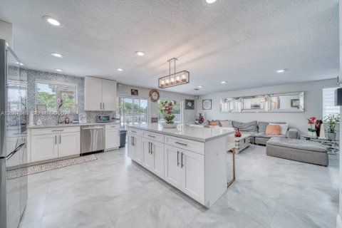 House in Cutler Bay, Florida 4 bedrooms, 268.86 sq.m. № 2292356 - photo 4