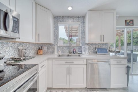 House in Cutler Bay, Florida 4 bedrooms, 268.86 sq.m. № 2292356 - photo 7