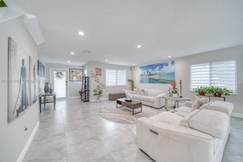 House in Cutler Bay, Florida 4 bedrooms, 268.86 sq.m. № 2292356 - photo 10