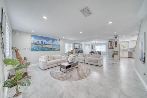 House in Cutler Bay, Florida 4 bedrooms, 268.86 sq.m. № 2292356 - photo 11
