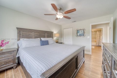 House in Cutler Bay, Florida 4 bedrooms, 268.86 sq.m. № 2292356 - photo 19