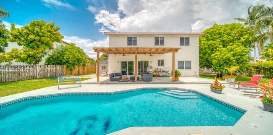 House in Cutler Bay, Florida 4 bedrooms, 268.86 sq.m. № 2292356
