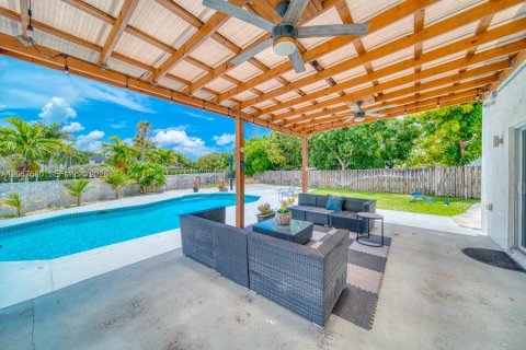 House in Cutler Bay, Florida 4 bedrooms, 268.86 sq.m. № 2292356 - photo 24