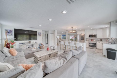 House in Cutler Bay, Florida 4 bedrooms, 268.86 sq.m. № 2292356 - photo 5