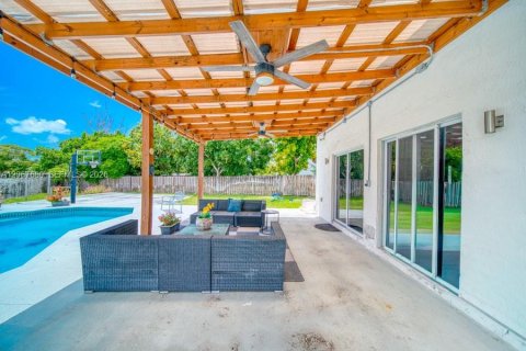 House in Cutler Bay, Florida 4 bedrooms, 268.86 sq.m. № 2292356 - photo 25