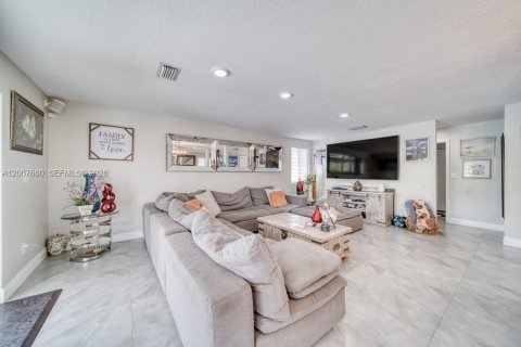 House in Cutler Bay, Florida 4 bedrooms, 268.86 sq.m. № 2292356 - photo 9