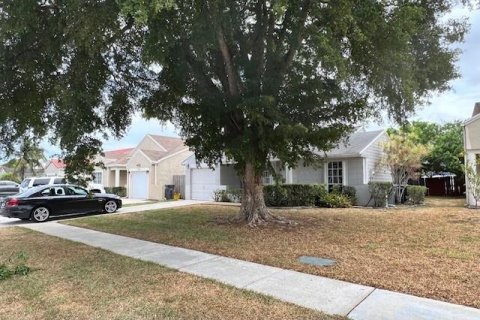 House in Boca Raton, Florida 2 bedrooms, 85.1 sq.m. № 1216298 - photo 1
