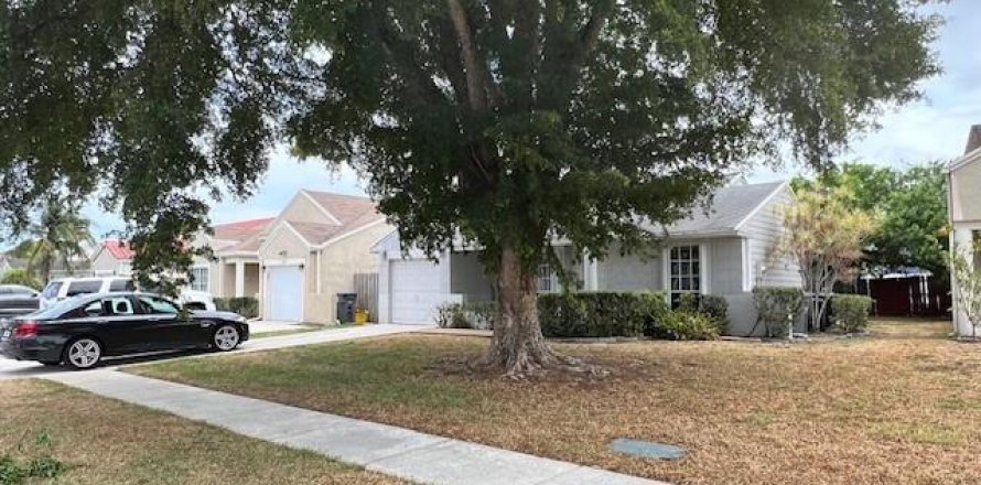 House in Boca Raton, Florida 2 bedrooms, 85.1 sq.m. № 1216298