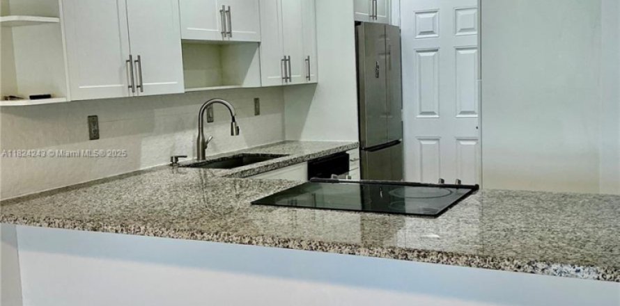 Кондоминиум с 2 спальнями в Майами, Флорида № 1949147