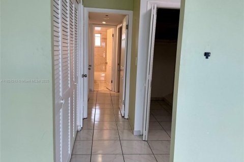 Купить кондоминиум в Майами, Флорида 2 спальни, 106.84м2, № 1949147 - фото 16