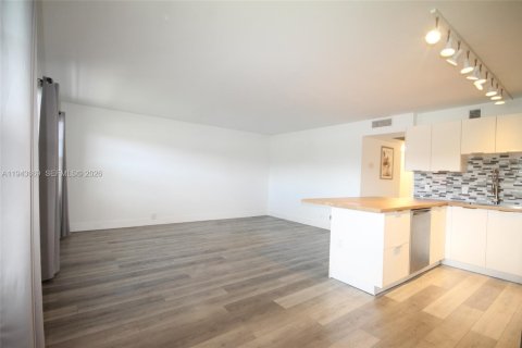 Condo in Pembroke Pines, Florida, 2 bedrooms  № 2000554 - photo 7