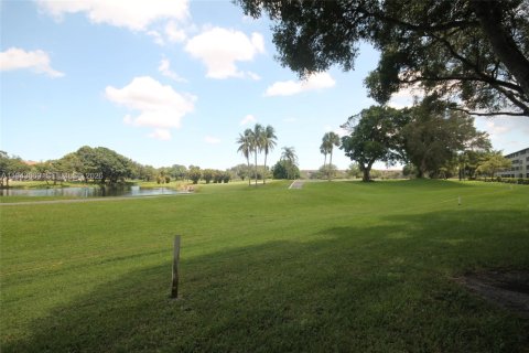 Condo in Pembroke Pines, Florida, 2 bedrooms  № 2000554 - photo 8