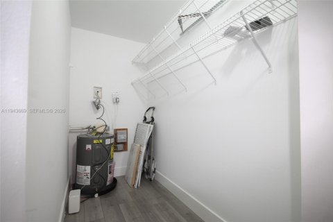 Condo in Pembroke Pines, Florida, 2 bedrooms  № 2000554 - photo 29