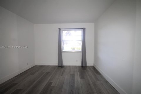 Condo in Pembroke Pines, Florida, 2 bedrooms  № 2000554 - photo 24