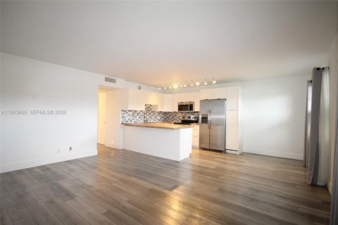 Condo in Pembroke Pines, Florida, 2 bedrooms  № 2000554 - photo 21