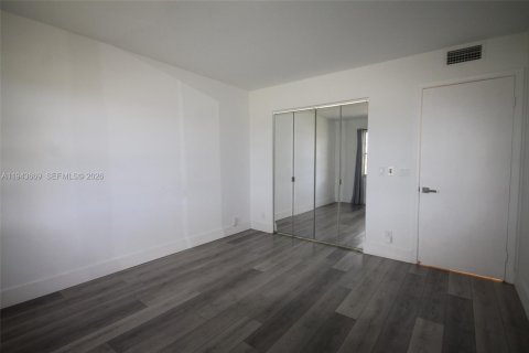 Condo in Pembroke Pines, Florida, 2 bedrooms  № 2000554 - photo 26