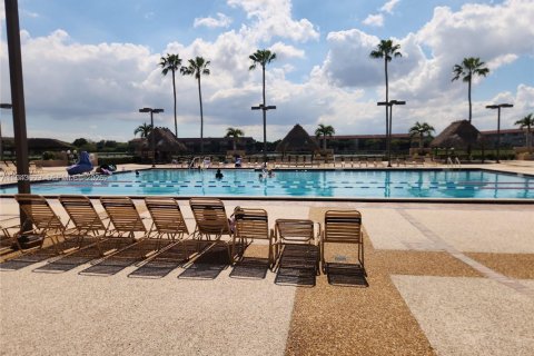 Condo in Pembroke Pines, Florida, 2 bedrooms  № 2000554 - photo 2