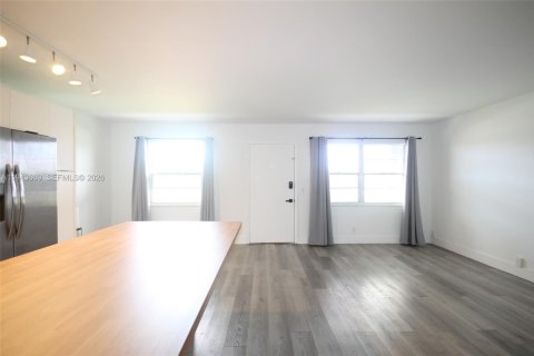 Condo in Pembroke Pines, Florida, 2 bedrooms  № 2000554 - photo 19