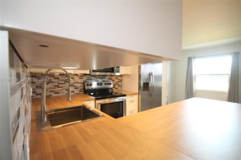 Condo in Pembroke Pines, Florida, 2 bedrooms  № 2000554 - photo 20