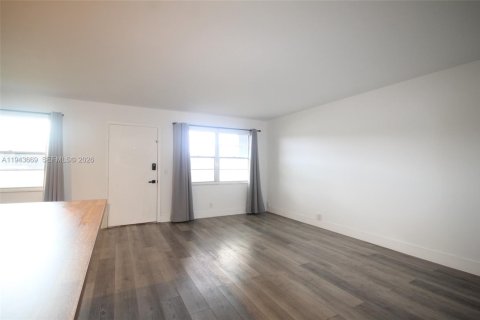 Condo in Pembroke Pines, Florida, 2 bedrooms  № 2000554 - photo 22