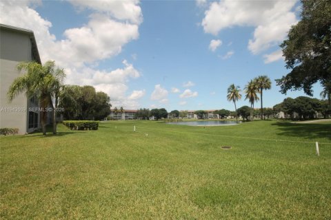 Condo in Pembroke Pines, Florida, 2 bedrooms  № 2000554 - photo 16