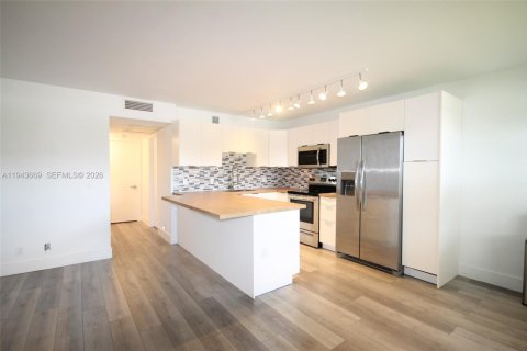 Condo in Pembroke Pines, Florida, 2 bedrooms  № 2000554 - photo 6