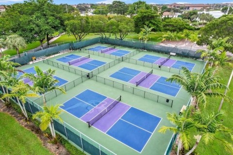 Condo in Pembroke Pines, Florida, 2 bedrooms  № 2000554 - photo 3