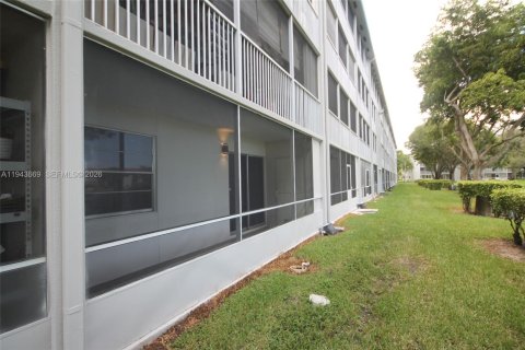Condo in Pembroke Pines, Florida, 2 bedrooms  № 2000554 - photo 10