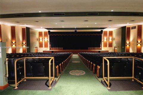 Condo in Pembroke Pines, Florida, 2 bedrooms  № 2000554 - photo 13