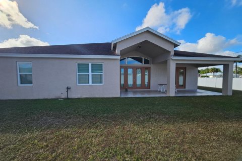 House in Port St. Lucie, Florida 4 bedrooms, 279.82 sq.m. № 2172473 - photo 18