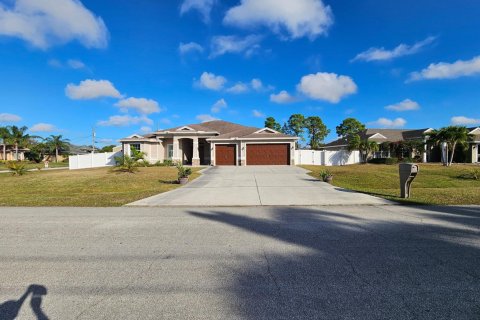 House in Port St. Lucie, Florida 4 bedrooms, 279.82 sq.m. № 2172473