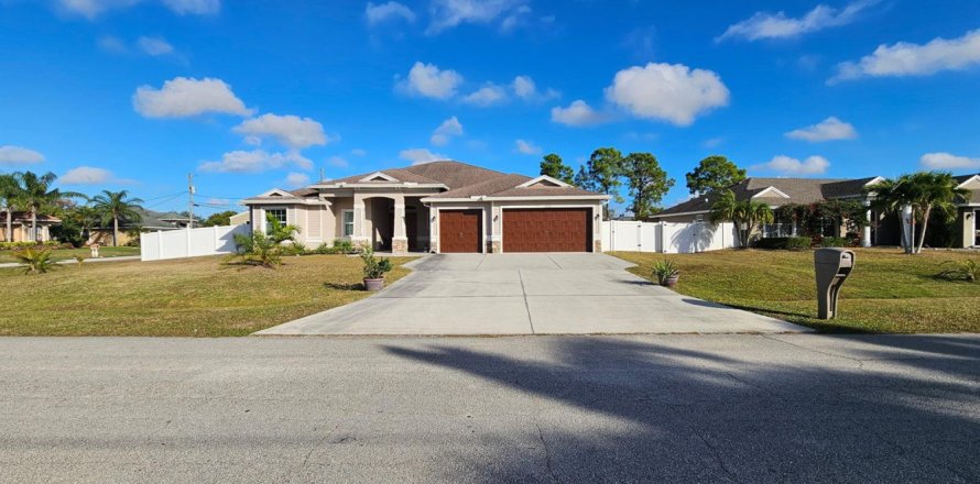 House in Port St. Lucie, Florida 4 bedrooms, 279.82 sq.m. № 2172473