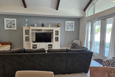 House in Port St. Lucie, Florida 4 bedrooms, 279.82 sq.m. № 2172473 - photo 5