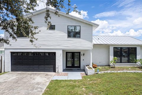 House in Tampa, Florida 4 bedrooms, 204.94 sq.m. № 2349553