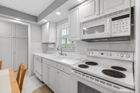 Condo in Highland Beach, Florida, 2 bedrooms  № 2421108 - photo 23