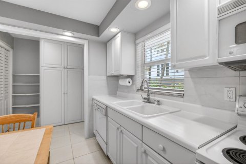 Condo in Highland Beach, Florida, 2 bedrooms  № 2421108 - photo 22