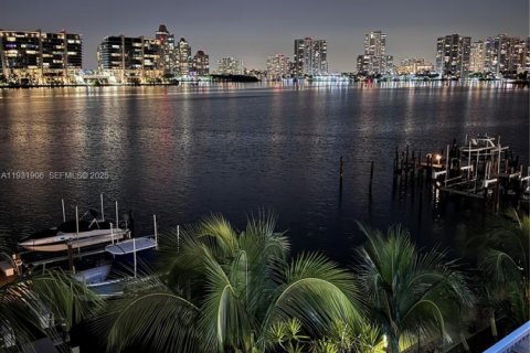 Снять в аренду кондоминиум в Санни-Айлс-Бич, Флорида 2 спальни, 97.55м2, № 1990394 - фото 1