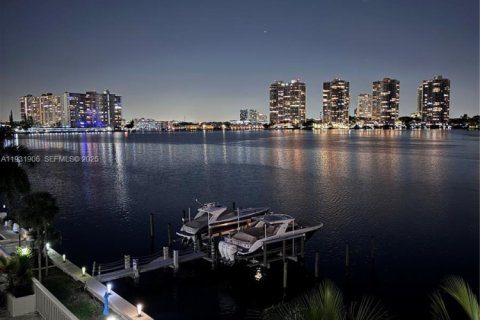 Снять в аренду кондоминиум в Санни-Айлс-Бич, Флорида 2 спальни, 97.55м2, № 1990394 - фото 2