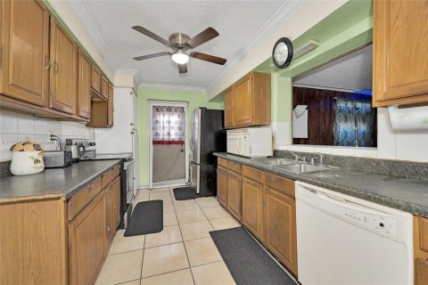 House in Margate, Florida 2 bedrooms, 105.35 sq.m. № 1697098 - photo 13