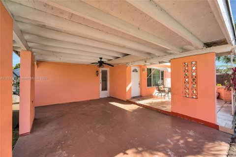 House in Margate, Florida 2 bedrooms, 105.35 sq.m. № 1697098 - photo 5