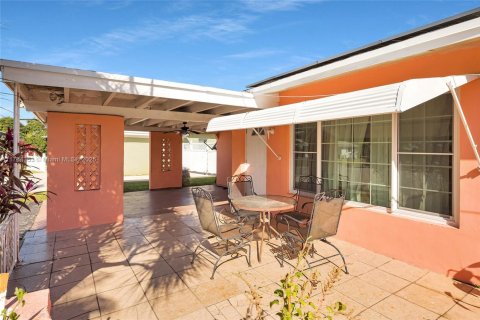 House in Margate, Florida 2 bedrooms, 105.35 sq.m. № 1697098 - photo 4