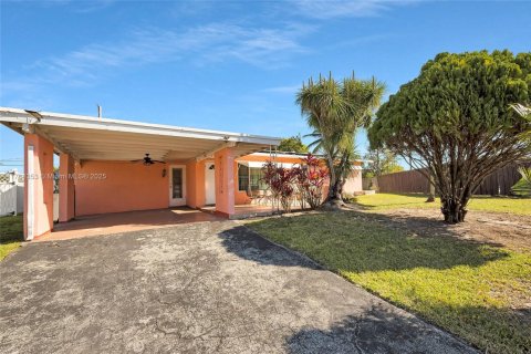 House in Margate, Florida 2 bedrooms, 105.35 sq.m. № 1697098 - photo 2