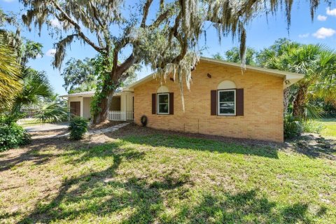 House in Wildwood, Florida 3 bedrooms, 145.67 sq.m. № 1853415 - photo 1
