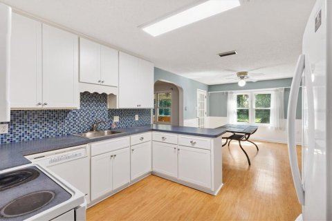 House in Wildwood, Florida 3 bedrooms, 145.67 sq.m. № 1853415 - photo 11