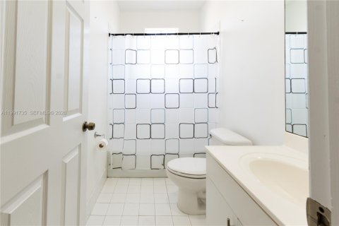 Villa ou maison à louer à Homestead, Floride: 5 chambres, 232.35 m2 № 2052541 - photo 10