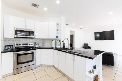 Villa ou maison à louer à Homestead, Floride: 5 chambres, 232.35 m2 № 2052541 - photo 24