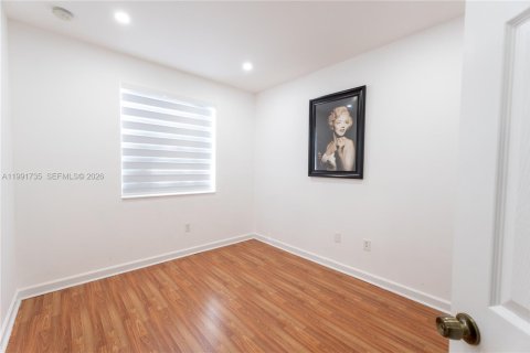 Villa ou maison à louer à Homestead, Floride: 5 chambres, 232.35 m2 № 2052541 - photo 8