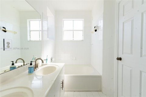 Villa ou maison à louer à Homestead, Floride: 5 chambres, 232.35 m2 № 2052541 - photo 14