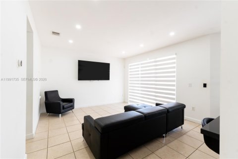 Villa ou maison à louer à Homestead, Floride: 5 chambres, 232.35 m2 № 2052541 - photo 2