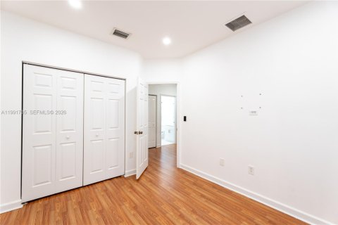 Villa ou maison à louer à Homestead, Floride: 5 chambres, 232.35 m2 № 2052541 - photo 7